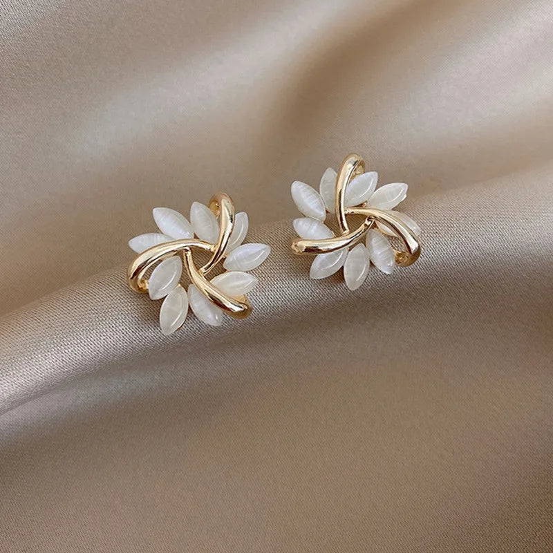 Sweet Flower Stud Earrings For Women Vintage Metal Ear Stud Girls Fashion Multi-colored Fresh Earring Party Wedding Jewelry